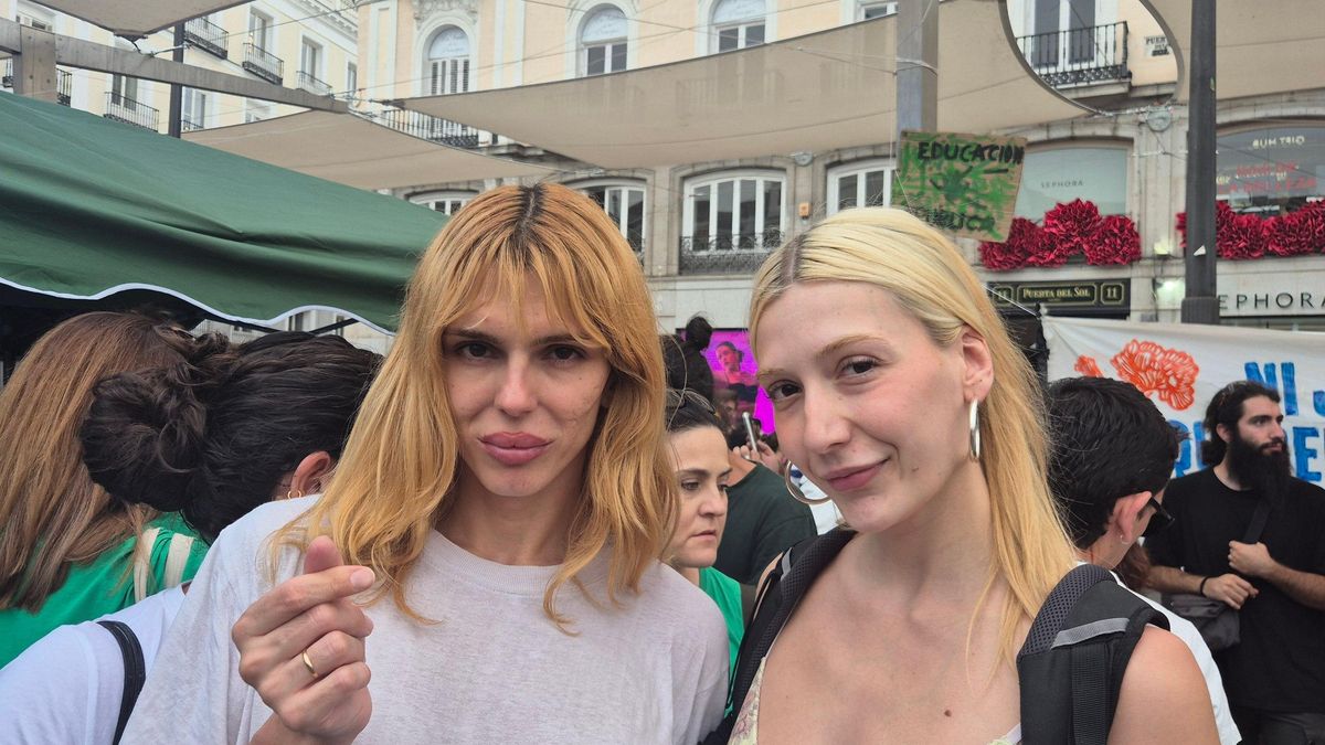 Las influencers Samantha Hudson y María Barrier (27 años) estuvieron en la manifestación del sábado y pretenden acampar este domingo.