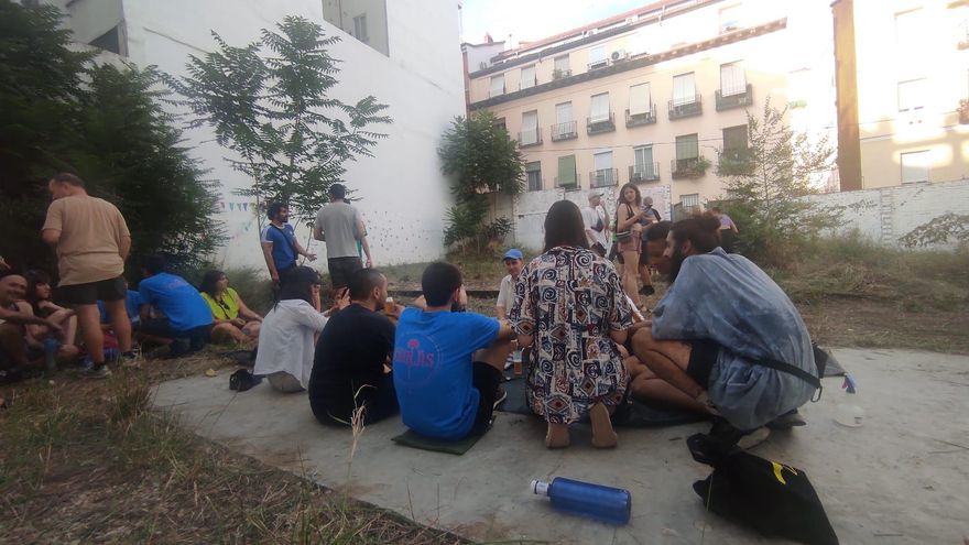 Un grupo de vecinos "libera" el solar municipal de Santiago el Verde para convertirlo en "refugio climático" del barrio