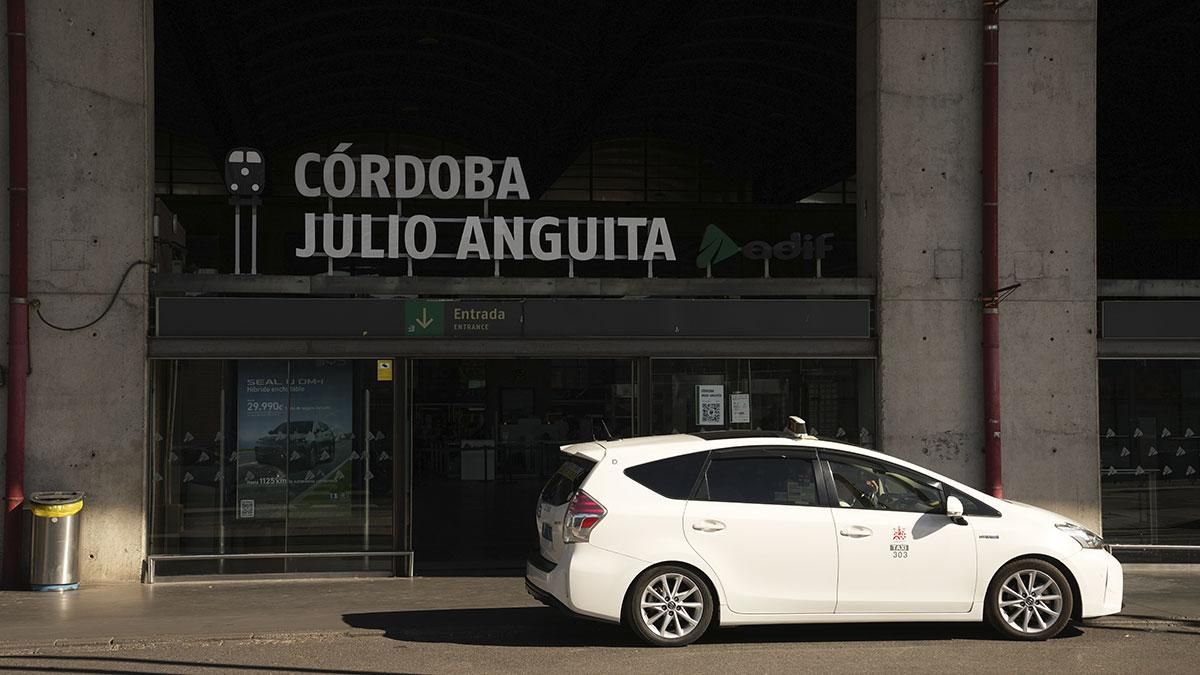 Nueva rotulación de la Estación Córdoba - Julio Anguita