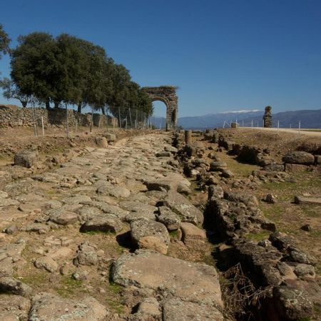Calzada romana en Cáparra