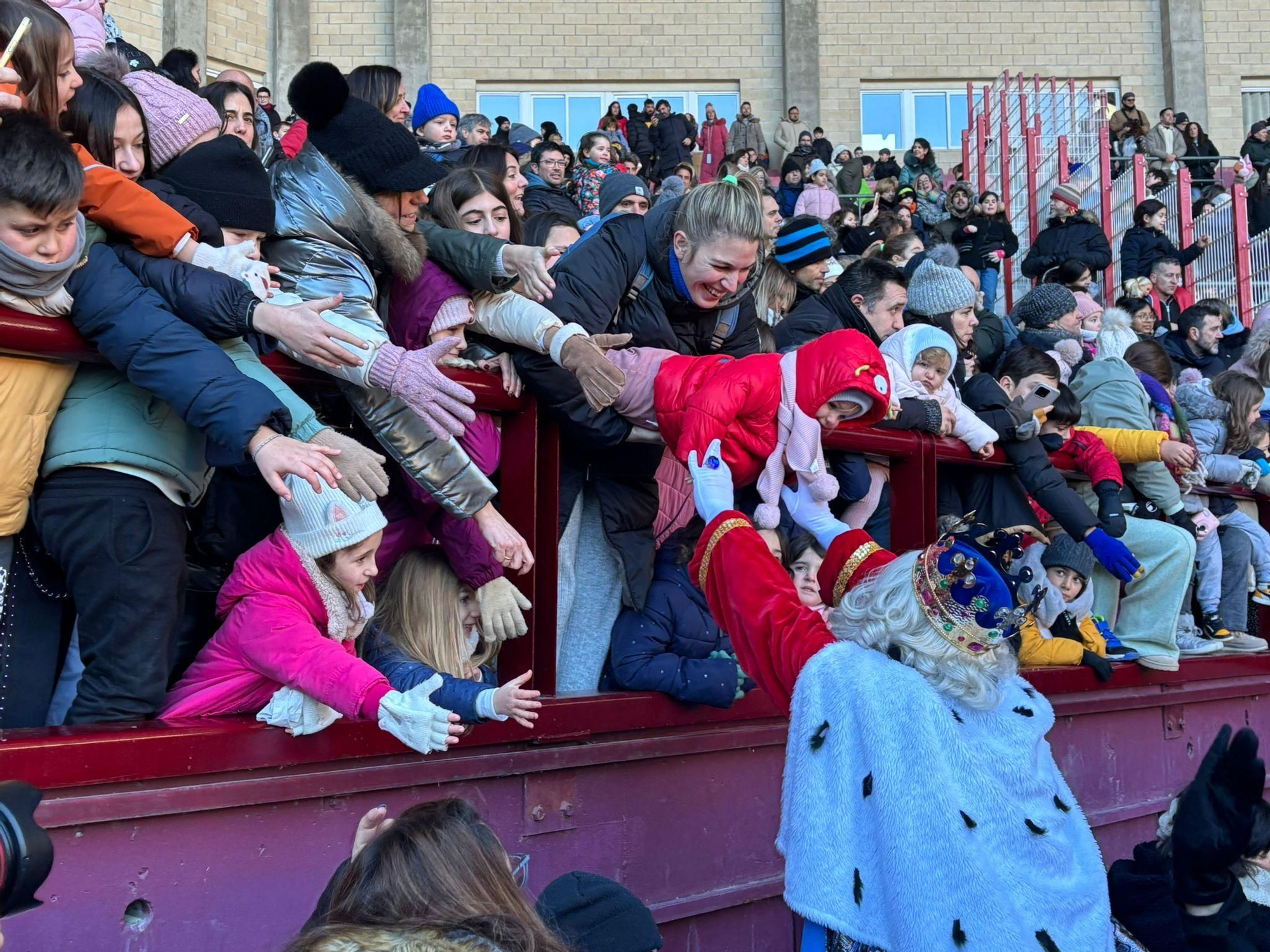 Los Reyes Magos ya están en Logroño: así ha sido el aterrizaje en helicóptero en Las Gaunas