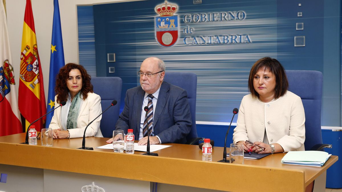 Juan José Sota (PSOE) junto a las directoras generales de Trabajo y Empleo. | JOSÉ CAVIA