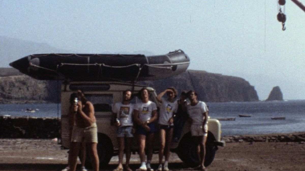 Miembros del colectivo Magec en una zona costera de la isla.