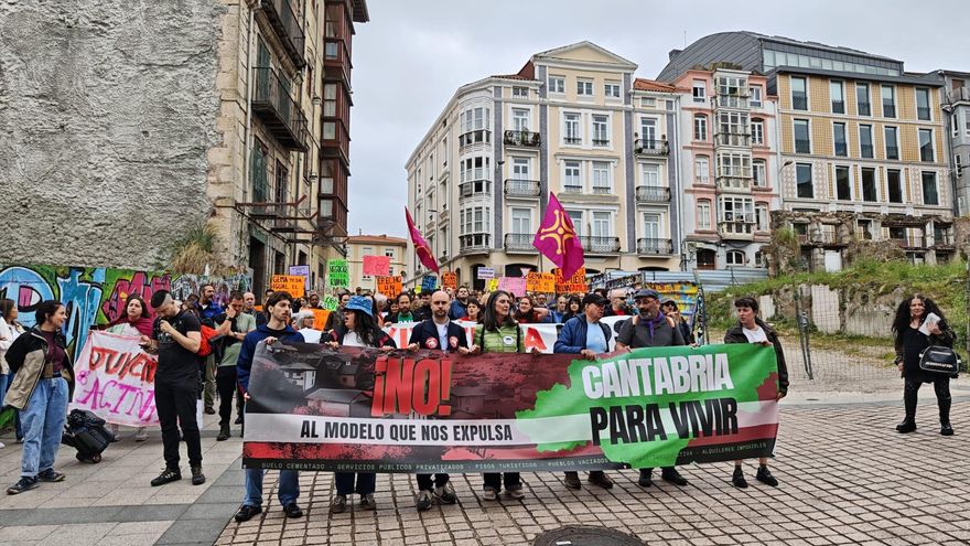 Colectivos sociales y familias afectadas por fondos de inversión se manifiestan en Santander para denunciar el "olvido" del Artículo 47 de la Constitución