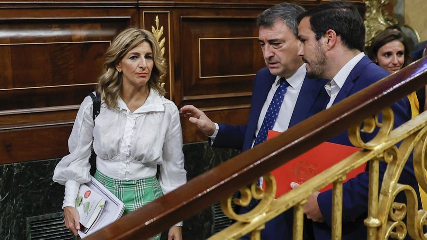 MADRID, 12/07/2022.- La vicepresidenta segunda del Gobierno y ministra de Trabajo y Economía Social, Yolanda Díaz (i) conversa con el ministro de Consumo, Alberto Garzón (d),y el portavoz del PNV, Aitor Esteban, a su llegada al Congreso donde este martes comienza el debate sobre el estado de la nación, el primero de Pedro Sánchez como presidente del Gobierno y del popular Alberto Núñez Feijóo como líder de la oposición pero sin escaño de diputado.