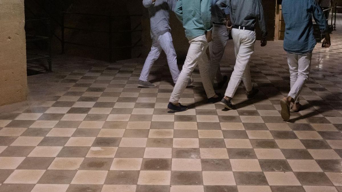 Camisas pastel y pantalones en tonos claros, el atuendo oficioso de una parte del público para entrar en el Coliseo Balear.
