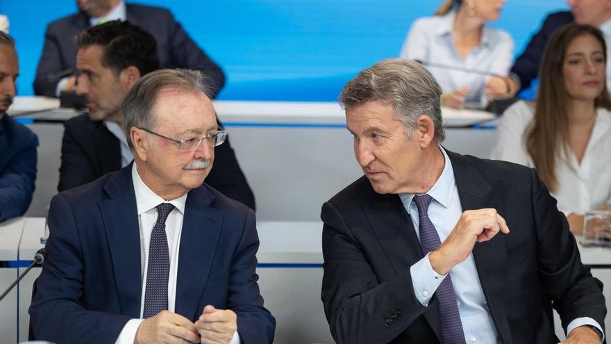 El presidente del Partido Popular, Alberto Núñez Feijóo, junto al presidente de Ceuta, Juan Jesús Vivas, durante la Junta Directiva Nacional del PP, a 28 de septiembre de 2026, en Madrid (España).