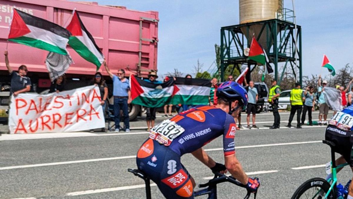 Las protestas contra el genocidio en Palestina y el equipo Israel se multiplican en una Vuelta a España blindada