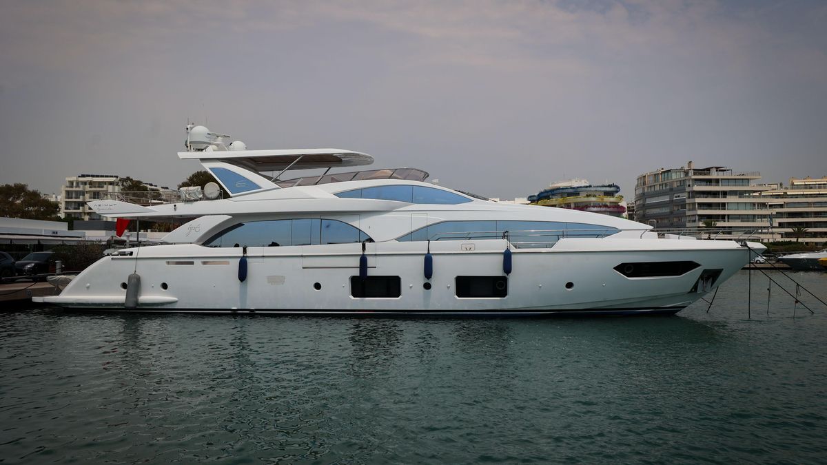 Los yates, tanto de propiedad como de alquiler, con el principal paisaje de esta zona de Eivissa, destinada a gente de alto poder adquisitivo