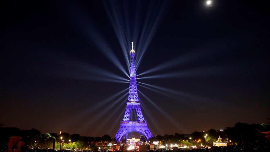 La Torre Eiffel se engalana por un día: el emblático monumento cambiará de color y brillará durante la final de la Champions League