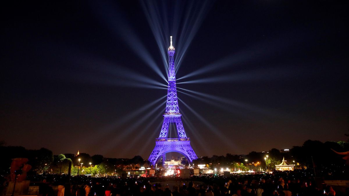 Fotografía de la torre Eiffel iluminada debido a su aniversario 130 este miércoles 15 de mayo de 2019 en París