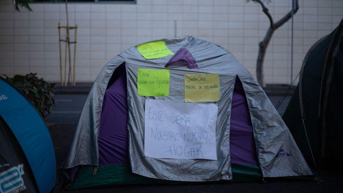 Una caseta de campaña con reivindicaciones para una vivienda digna
