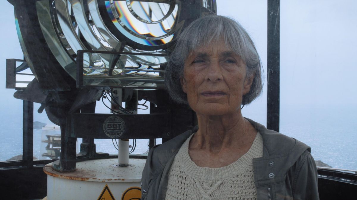 Elvira Pujol es una de las fareras protagonistas de 'Aunque seamos islas'.