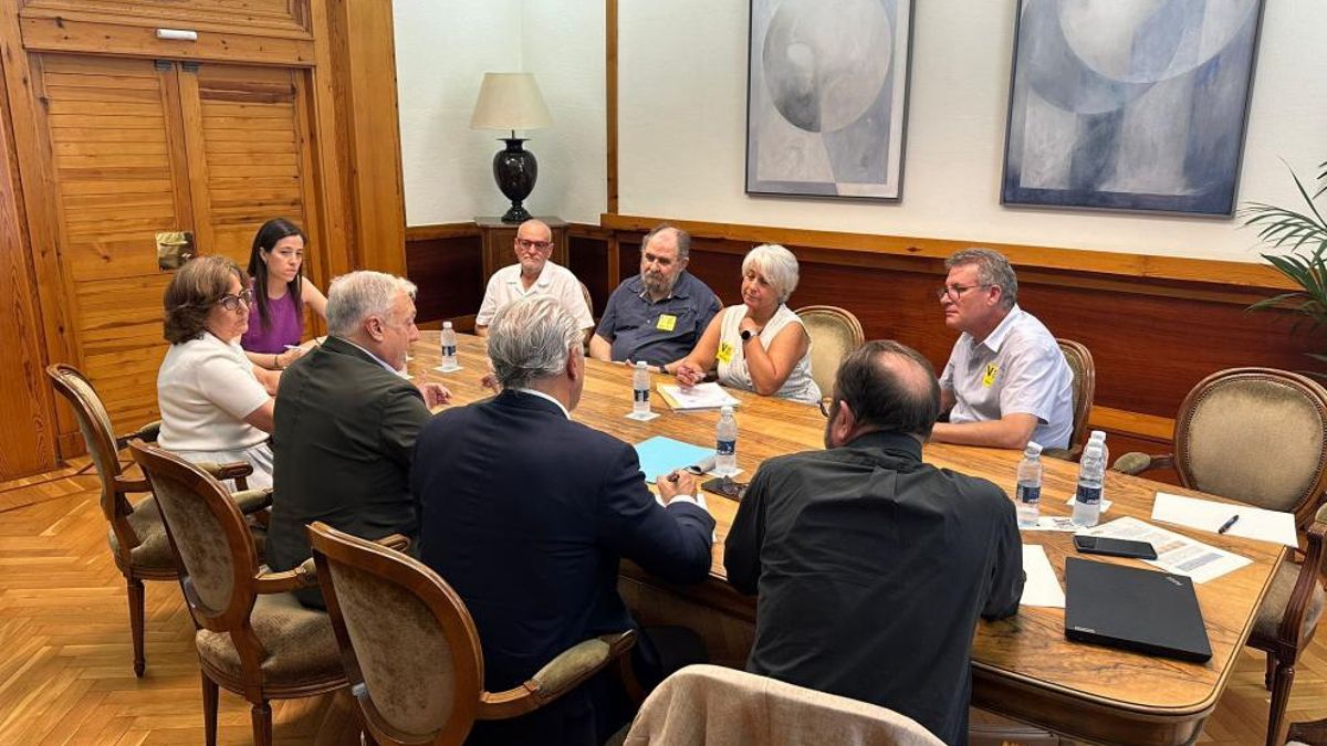 Reunión del consejero Octavio López y parte de su equipo con representantes vecinales del Rabal y el concejal delegado de Vivienda del Ayuntamiento de Zaragoza, José Miguel Rodrigo.