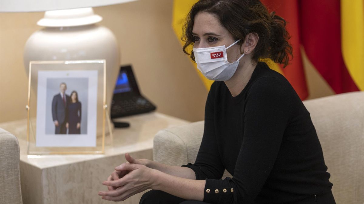 La presidenta de la Comunidad de Madrid, Isabel Díaz Ayuso, durante la reunión mantenida este miércoles con el embajador alemán en España, Wolfgang Dold, y el secretario de Estado para Europa, Asuntos Internacionales y Federales del Land Renania del Norte-Westfalia, Mark Speich, en la Real Casa de Correos de Madrid.