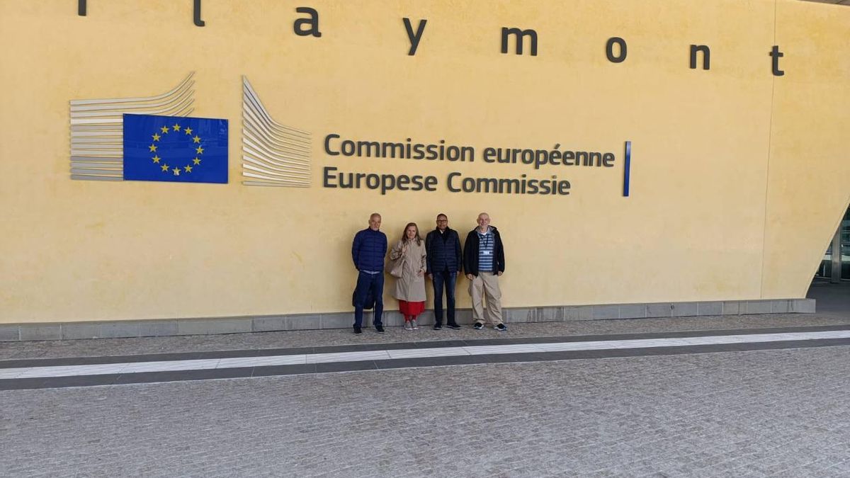 Miembros de la plataforma de afectados por la Ley turística, en Bruselas.