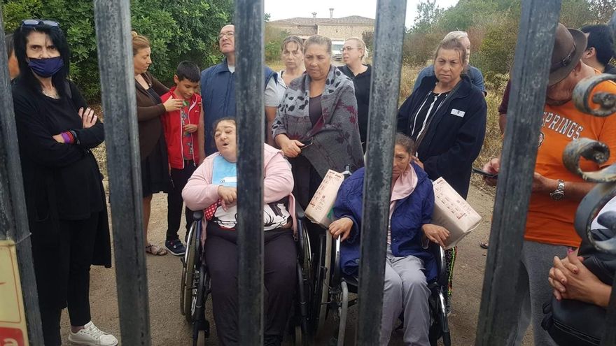 Desahucian a una familia con seis miembros con discapacidad: "No conocemos un caso más grave en España"