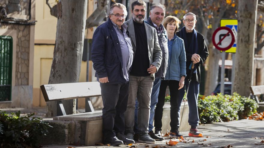 Varios de los vecinos de Esporles que luchan para que la encuesta que dio la victoria a la República sea pública