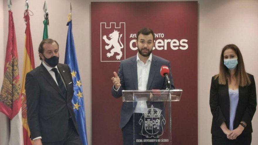El alcalde de Cáceres firma un préstamo de 8 millones para 38 actuaciones en la ciudad