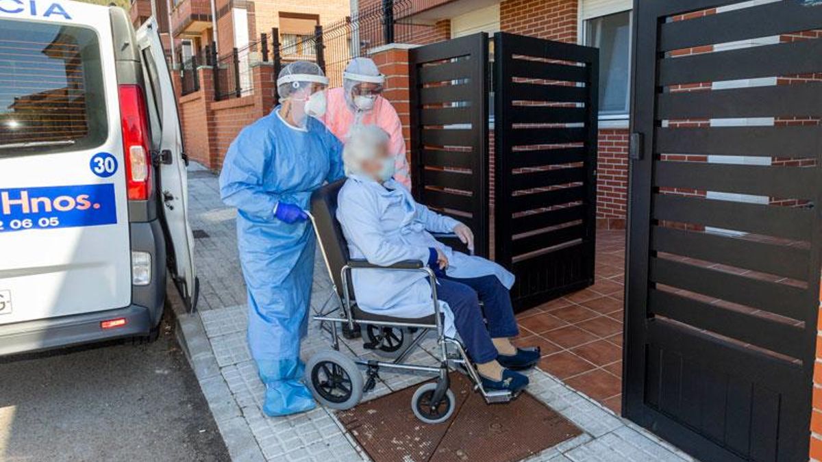 Llegada de los primeros pacientes a la residencia de Meruelo en el mes de abril. | MIGUEL LÓPEZ