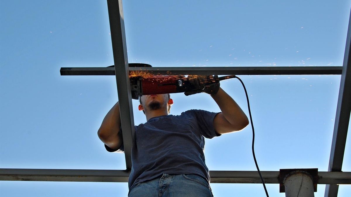 Un trabajador en unas obras de construcción.