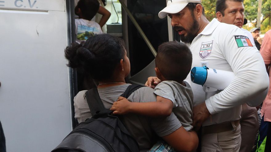 Caravana de miles de migrantes para y se entrega a autoridades mexicanas en sur de México