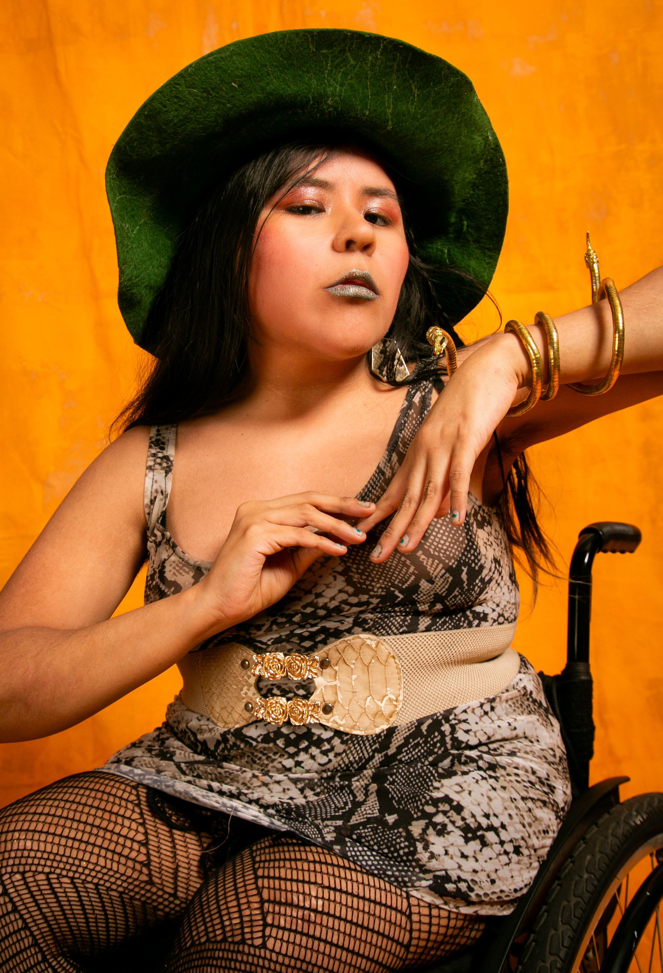 Vick participa en competencias de ballroom, un espacio de expresión y resistencia dentro de la cultura LGBTIQA+ donde encontró libertad para mostrar su cuerpo y resignificar sus cicatrices
