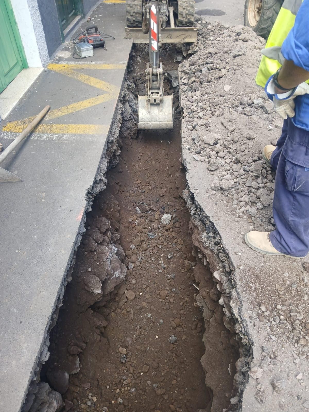 Un técnico de Endesa, durante una de las obras de cierre de anillo eléctrico realizadas en Tenerife.