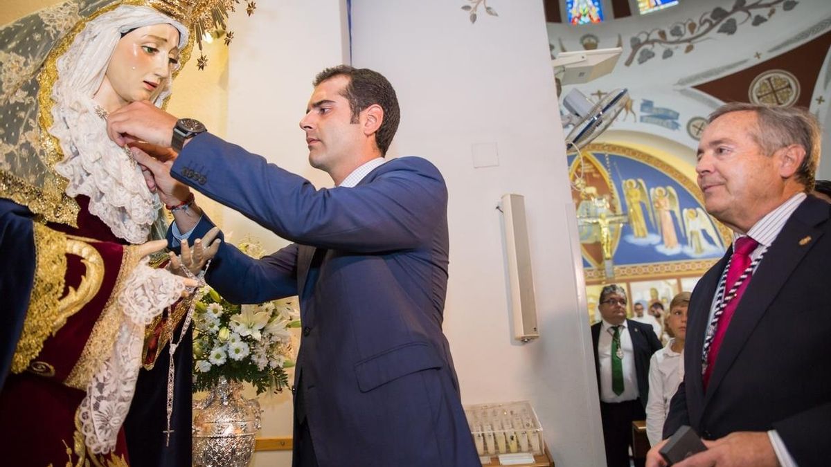 El alcalde de Almería impone el escudo de oro de la ciudad a la Virgen de la Estrella