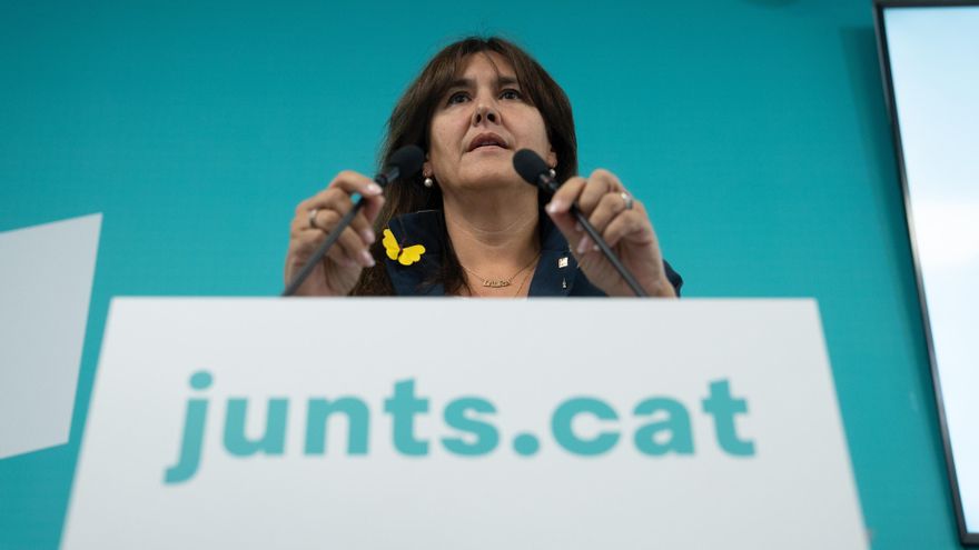 La presidenta de Junts, Laura Borràs, ofrece una rueda de prensa tras la decisión de Junts de abandonar el Govern, en las puertas de la sede de la formación, a 7 de octubre de 2022, en Barcelona, Catalunya (España). Desde ayer jueves, 6 de octubre hasta h