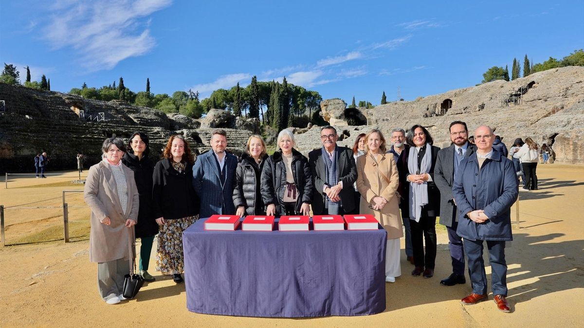 Las autoridades posan con la documentación que se remitirá este lunes.