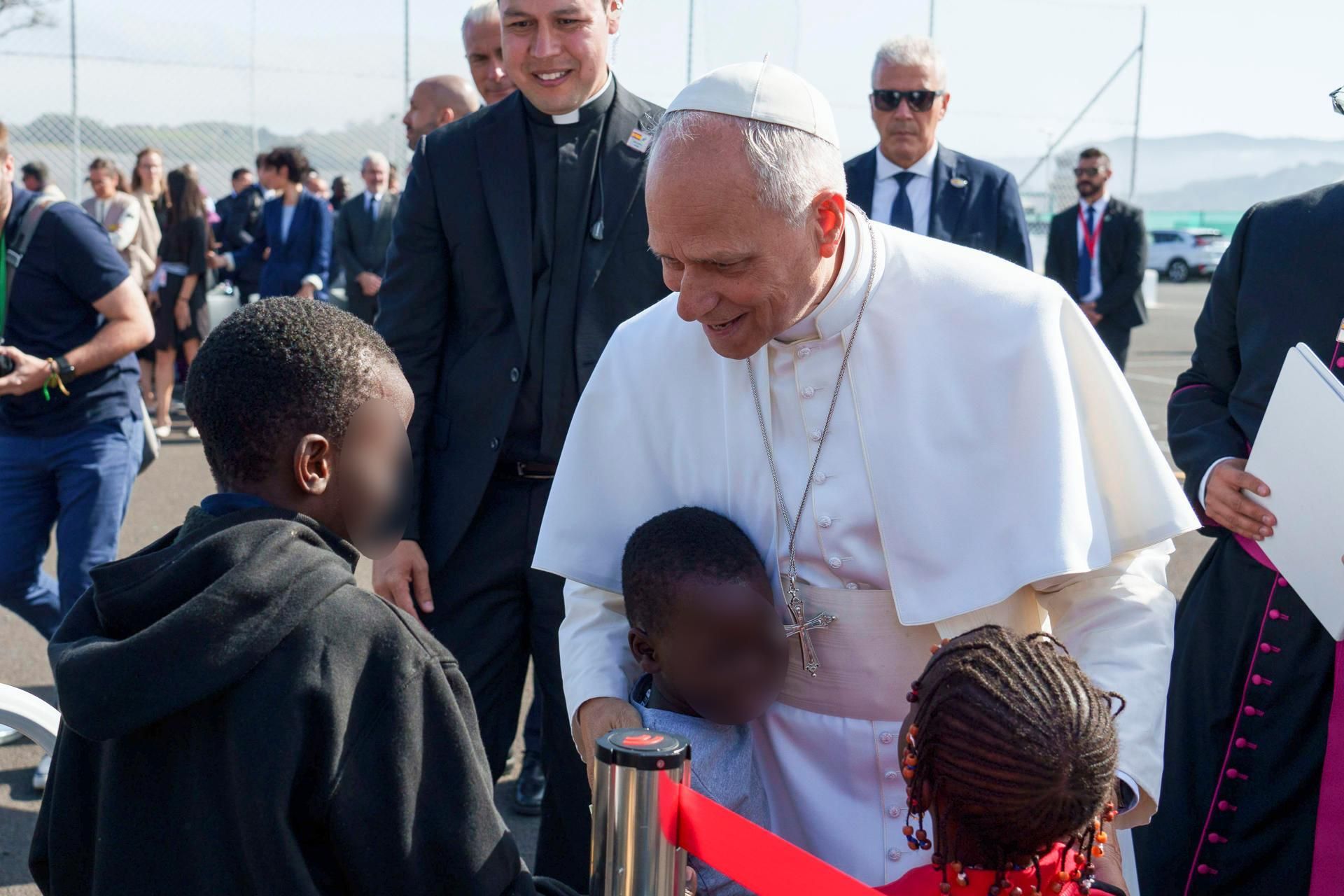 El papa León XIV saluda a varios niños durante su visita este viernes al centro de primera acogida Las Raíces de Tenerife.