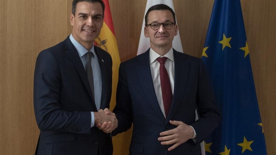 El presidente del Gobierno, Pedro Sánchez, con el primer ministro de la República de Polonia, Mateusz Morawiecki, en 2018