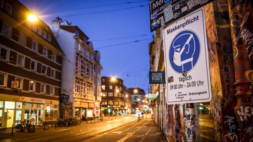 Una calle vacía de Bremen, Alemania, este domingo. EFE/EPA/FOCKE STRANGMANN