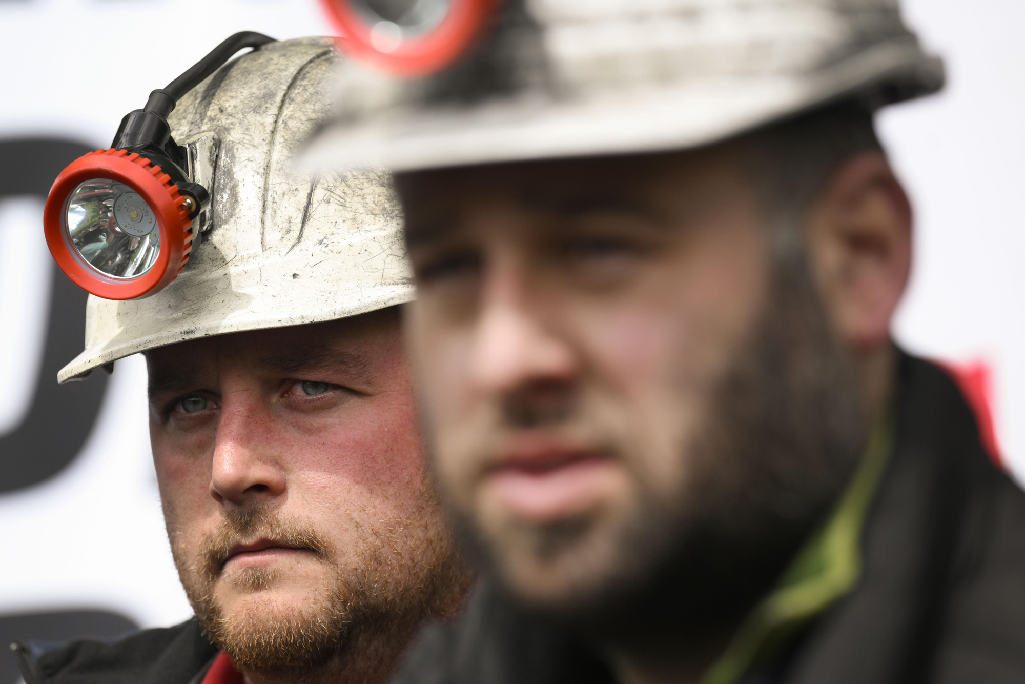 Las miradas de los mineros encerrados muestran todo el sufrimiento que tienen encima por la difícil situación laboral y económica por la que atraviesan.