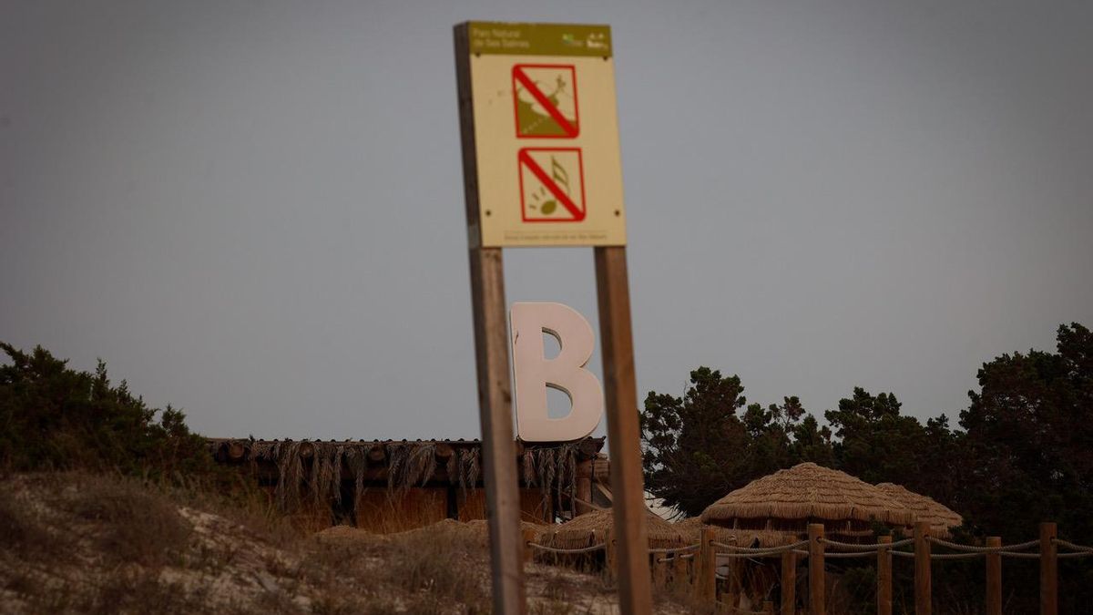 Pese a que la actividad del negocio se basa en buena parte en la fiesta, las señales del parque natural recuerdan que la música está prohibida.