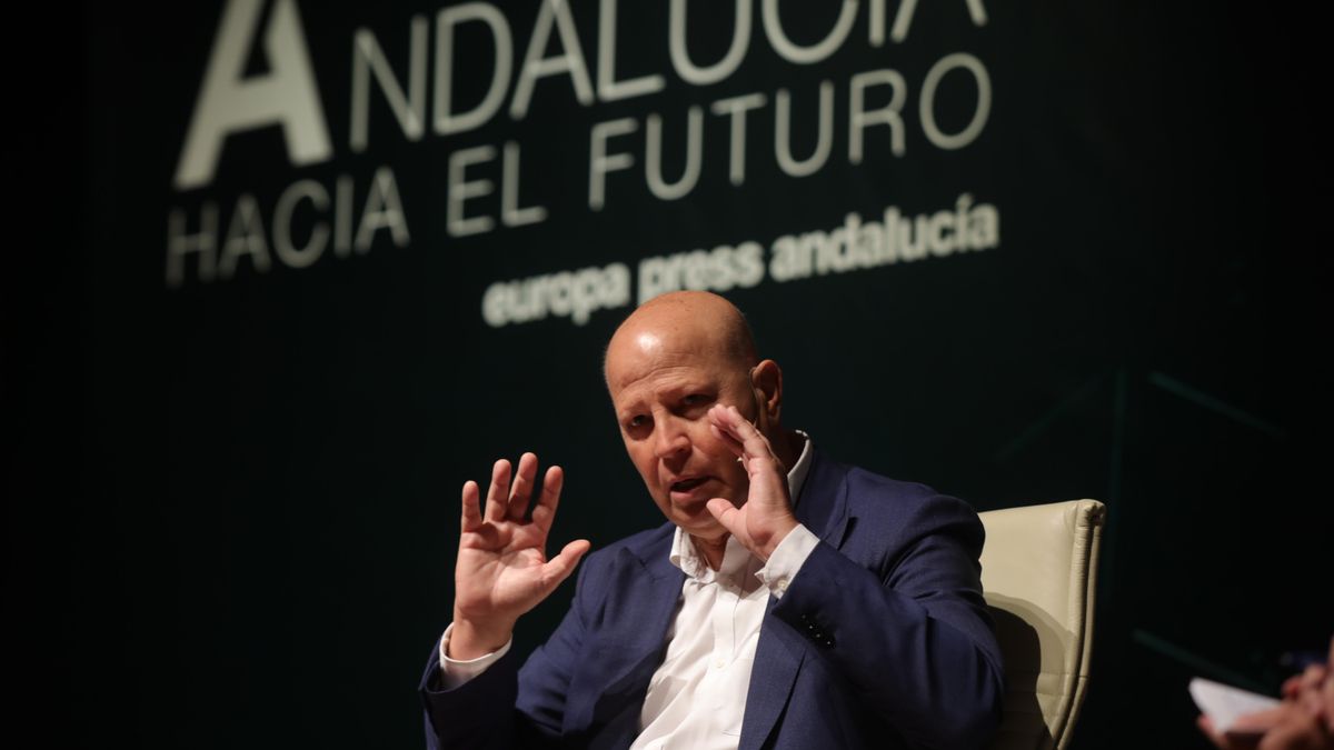 Coloquio entre Javier Imbroda (c), Consejero de Educación y Deporte de la Junta de Andalucía .y Juan Pablo Riesgo, socio responsable de  EY Insightsy Sociode People Advisory Service, en el foro económico 'Andalucía hacia el futuro' organizado por Europa P