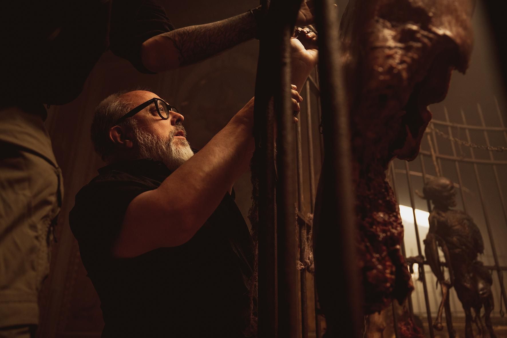 Álex de la Iglesia en el rodaje de la temporada 2 de '30 Monedas'