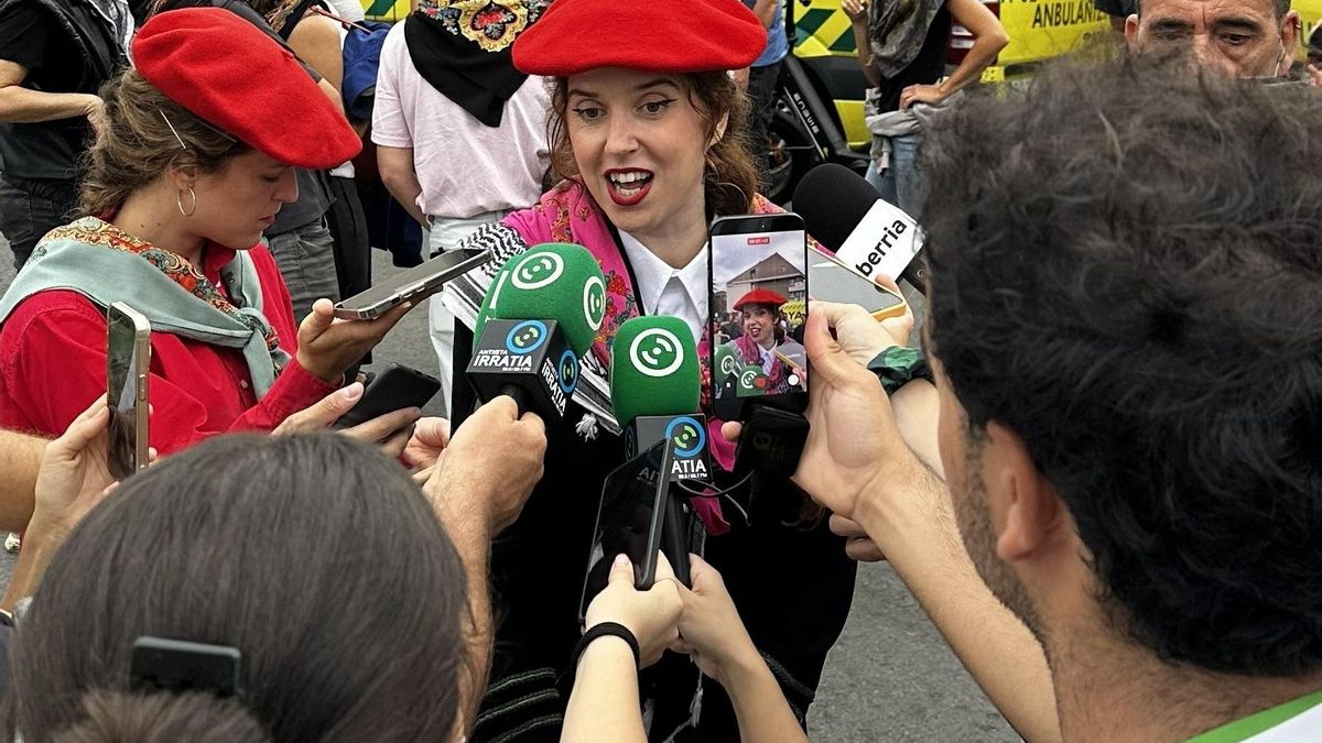 Capitana de la compañía Jaizkibel, Nora Ferreira, declarando ante los medios tras el desfile