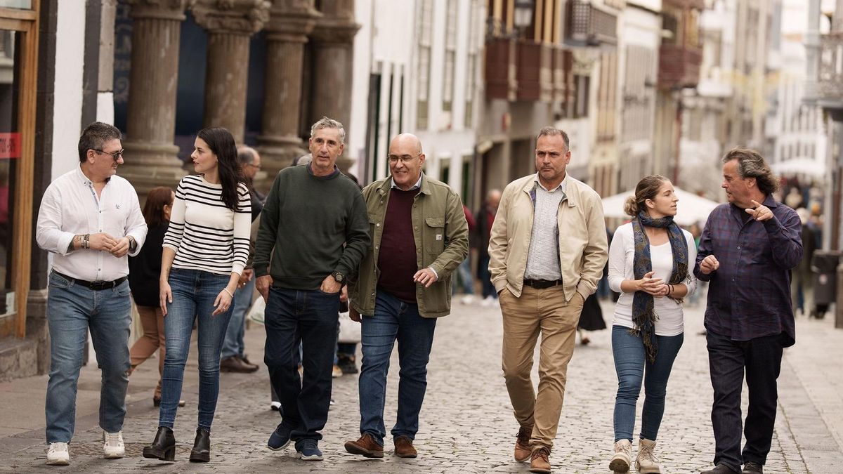 El nuevo partido político Contigo La Palma, liderado por Javier Gutiérrez Taño  (c),  ha sido fundado por "un grupo de jóvenes palmeros y palmeras con el objeto de llevar a cabo una defensa singular de la Isla Bonita y su gente".  En la imagen, en la calle Real de Santa Cruz de La Palma.