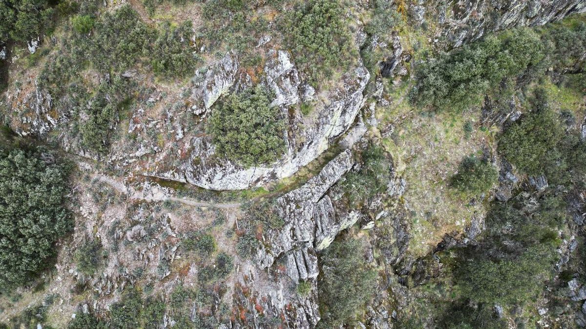 La 'curva' que se ve en esta fotografía cenital es un canal romano para Las Médulas excavado en roca hace casi dos mil años.