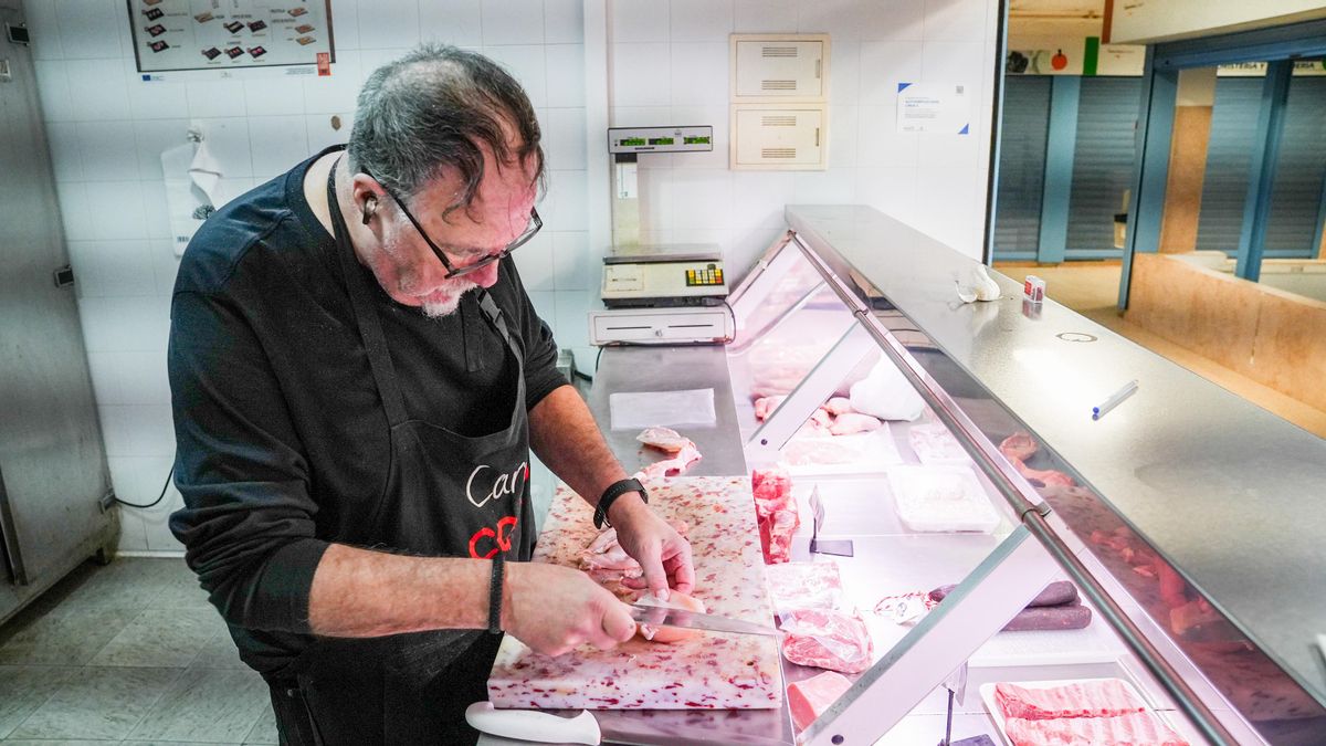 Rafael Jiménez se despide en su último día como carnicero en el mercado de El Naranjo