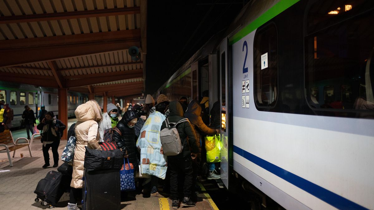 Grupos de personas con sus enseres entran un tren de la estación de Przemysl, cinco días después del inicio de los ataques por parte de Rusia en Ucrania, a 1 de marzo de 2022, en Przemysl (Polonia).