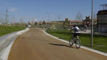 Un ciclista hace deporte por Madrid Río.