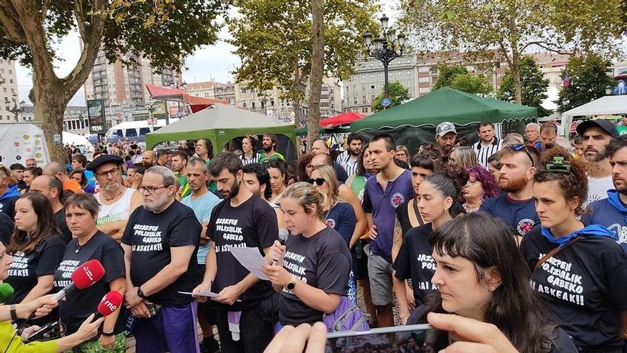 Bilboko Konpartsak se enzarza con el Ayuntamiento y abuchean al alcalde Aburto por la "violencia policial"