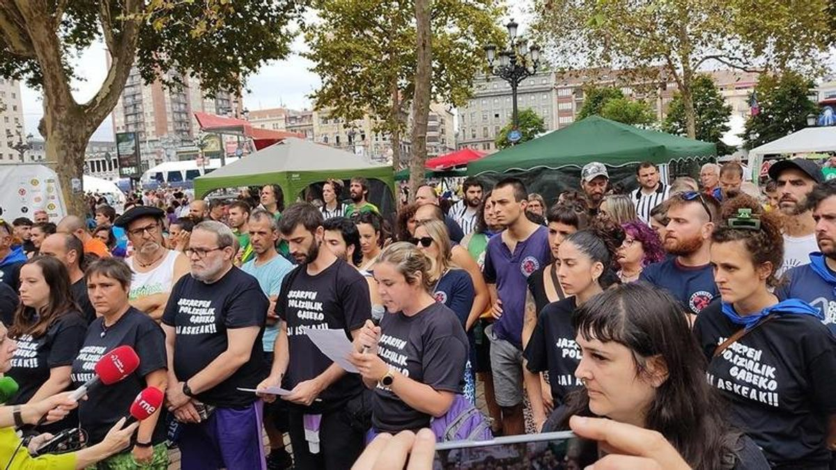 Concentración de Bilboko Konpartsak contra violencia policial en la Aste Nagusia de Bilbao.