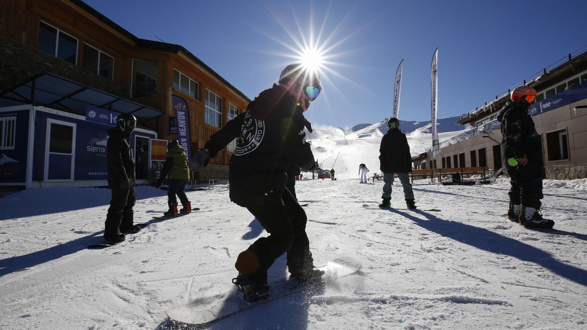 Esquiadores  con mascarillas en la estación de esquí de Sierra Nevada