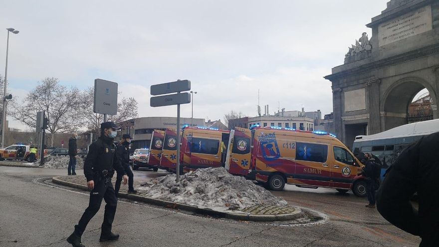 El SAMUR en las inmediaciones de la explosión de un edificio en pleno centro de Madrid