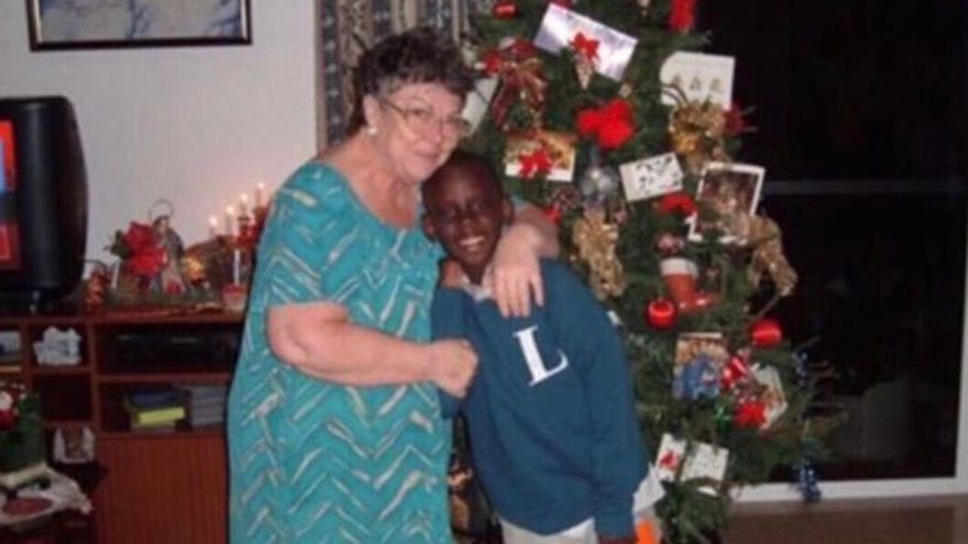 Bachir con Adelina, la mujer canaria que lo crió en Las Palmas de Gran Canaria.