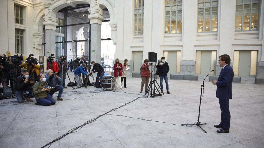 El alcalde de Madrid, José Luis Martínez-Almeida, atiende a los medios de comunicación, en el Patio de Cristal del Palacio de Cibeles, a 17 de febrero de 2022, en Madrid (España). Durante su comparecencia ha negado que se haya producido una reunión entre un trabajador de la Empresa Municipal de la Vivienda y Suelo (EMVS) y un detective para investigar a la presidenta de la Comunidad de Madrid, y sus leer más familiares. Este supuesto espionaje ha reabierto la guerra interna que mantienen entre la Dirección Nacional del PP y el equipo de la dirigente.